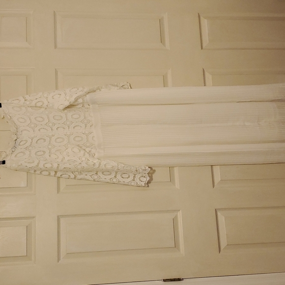 A VERY BEAUTIFUL LACE/PLEATED DRESS - Picture 5 of 6